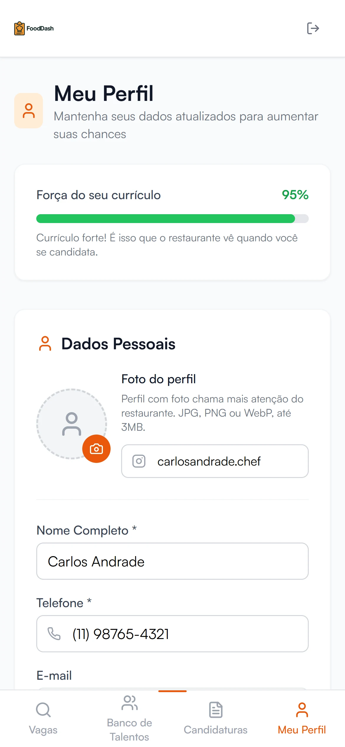 Currículo do candidato no celular, com foto, experiência e barra de completude